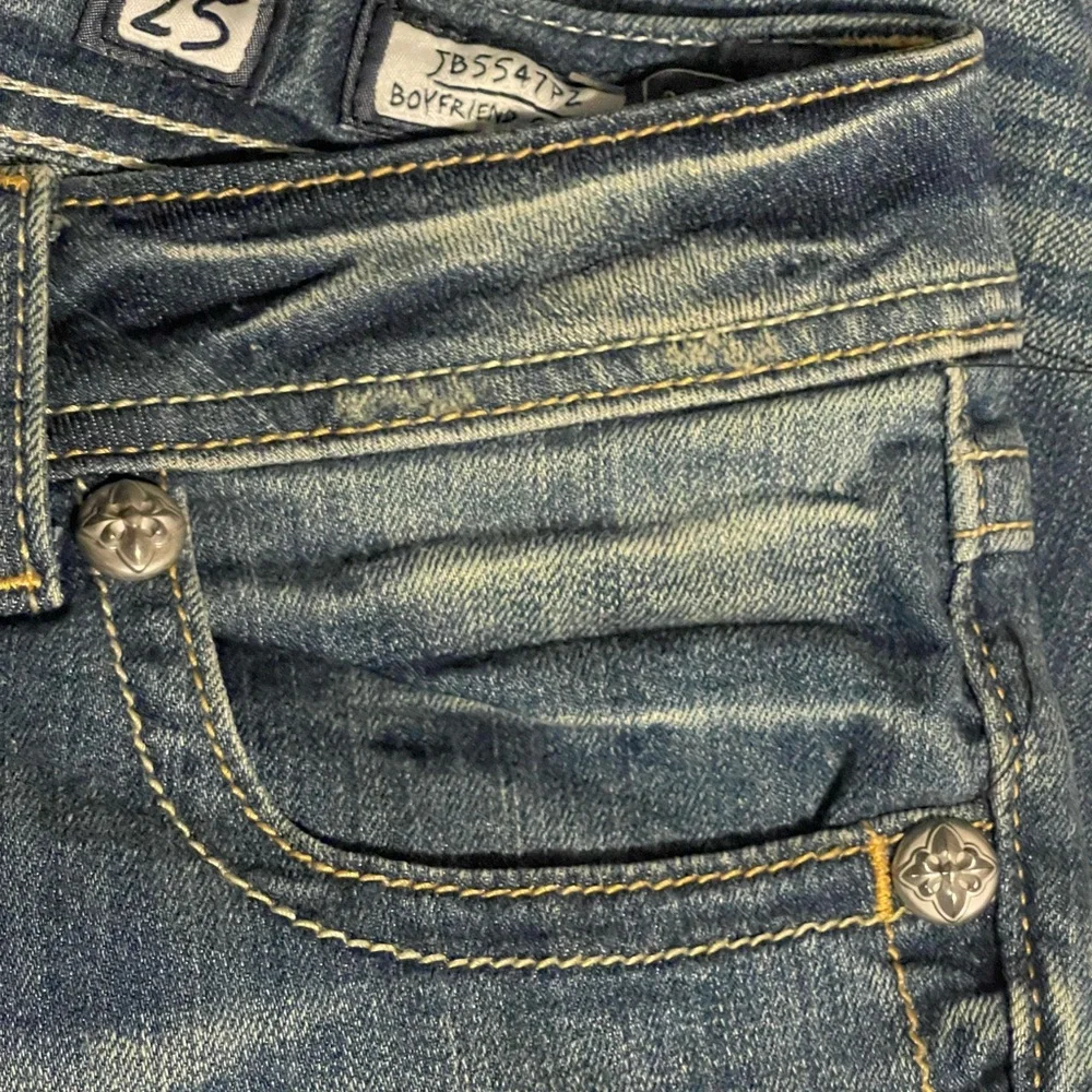 NWT Miss Me Women’s Boyfriend Capri Medium Wash Blue Jeans Size 25‎
